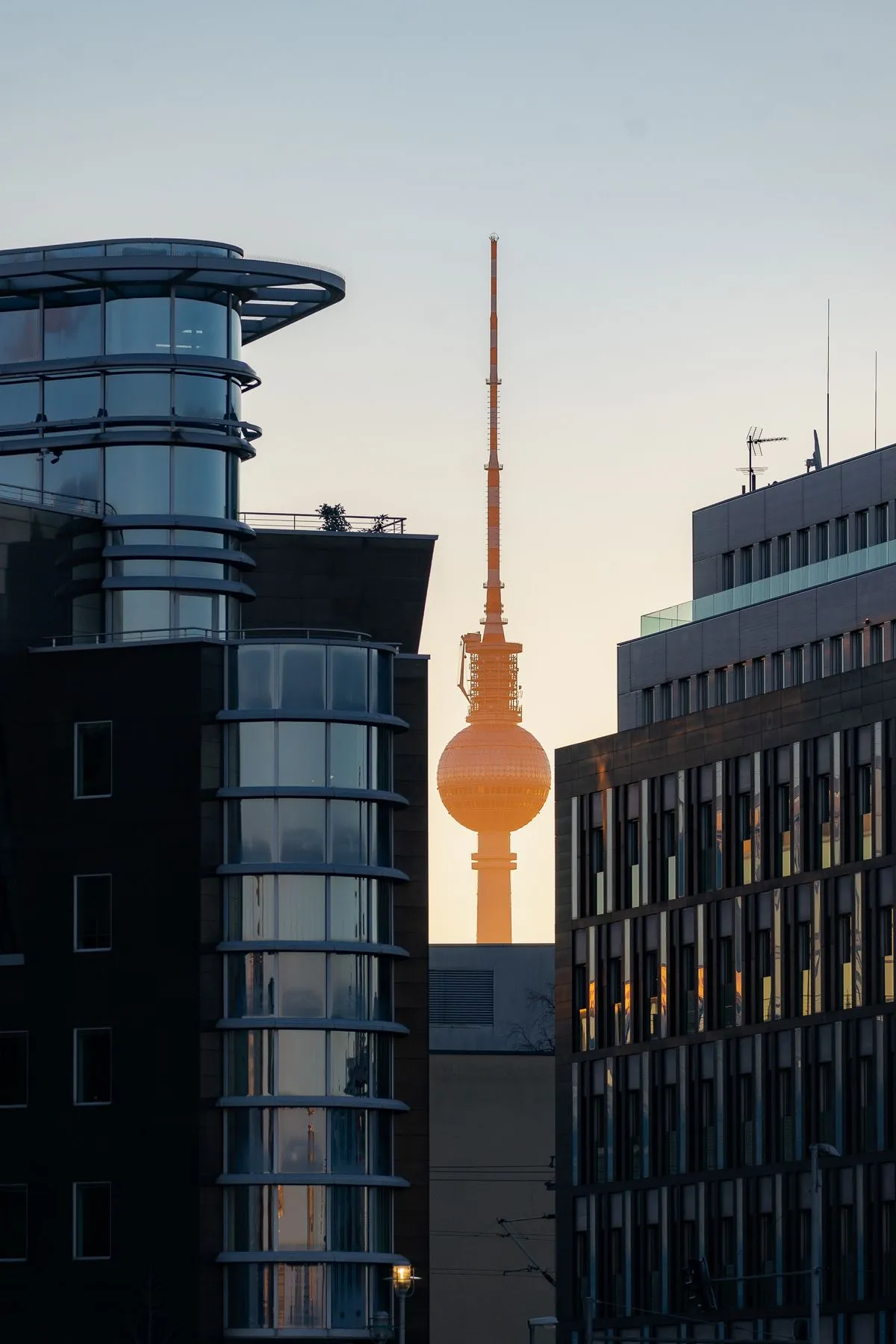 Berliner Fernsehturm im Abendlicht