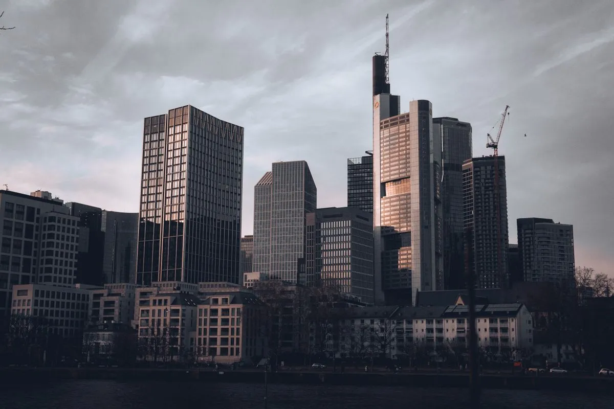 Skyline von Frankfurt am Main in der Dämmerung