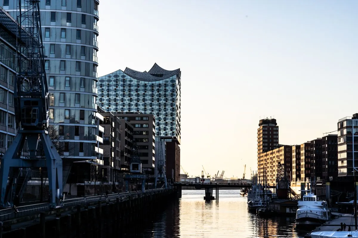 Elbphilharmonie in Hamburg im Sonnenuntergang
