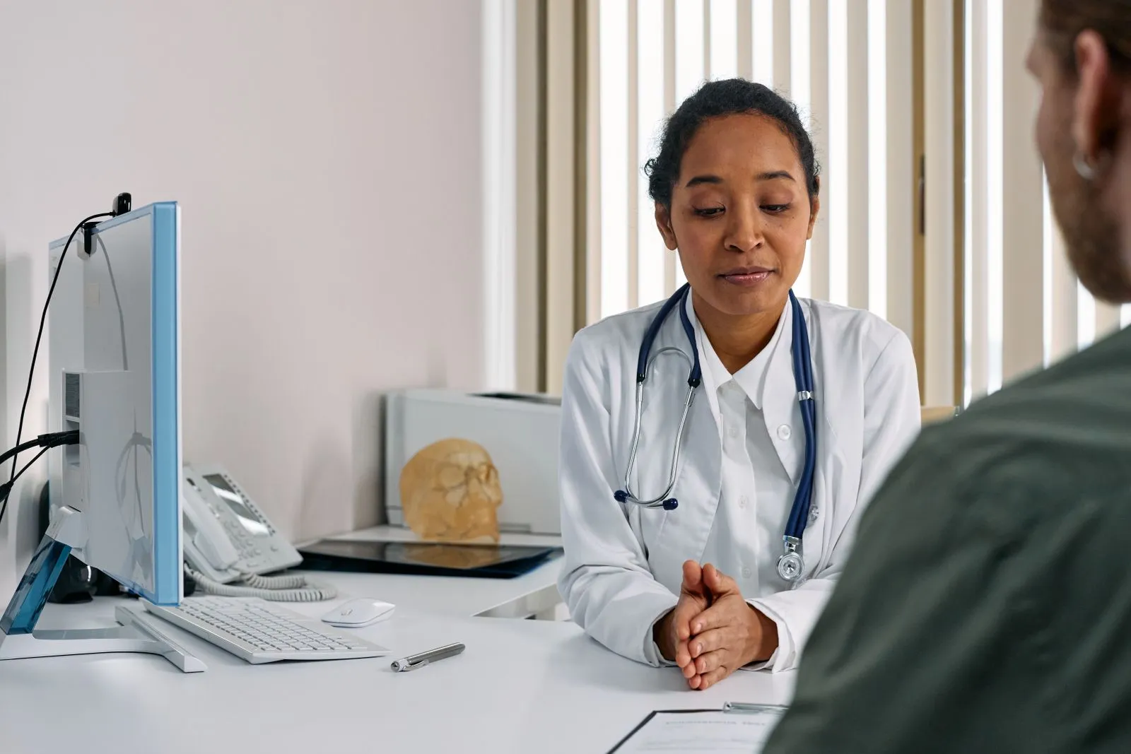 Aerztin im Beratungsgespräch mit einer Patientin