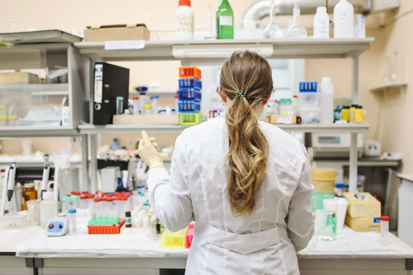 Forscherin bei der chemischen Analyse im Labor
